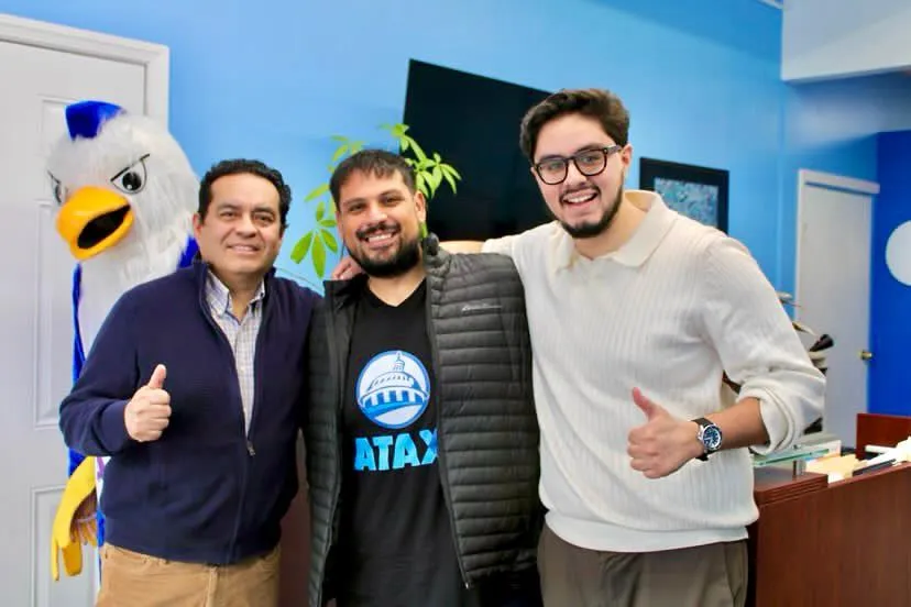 Alberto Contreras con el equipo de ATAX